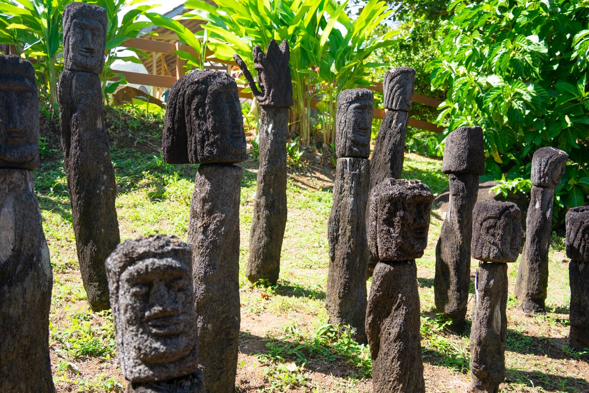 carvings of people at the kalingo territory in Dominica 